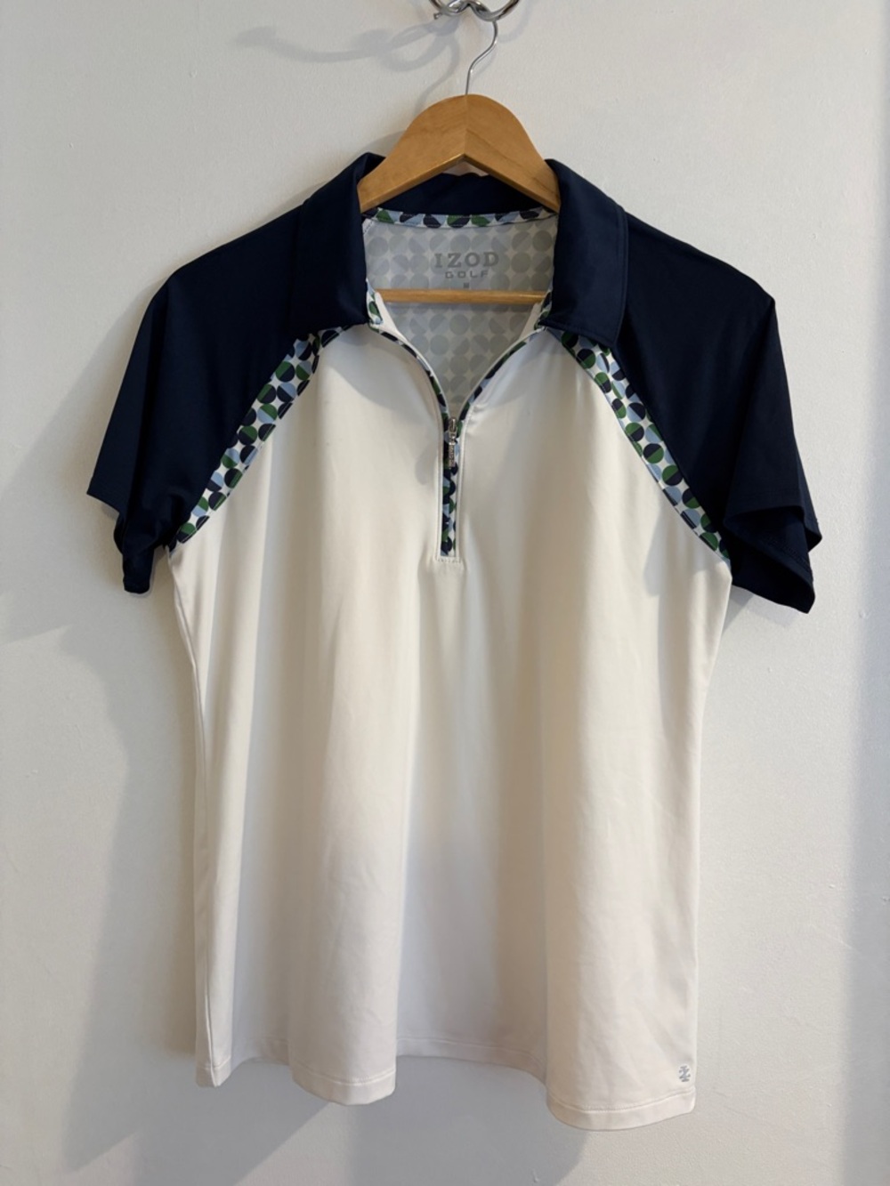 Izod Golf women’s White and Navy Short-Sleeve Zip Polo with Geometric Trim Med